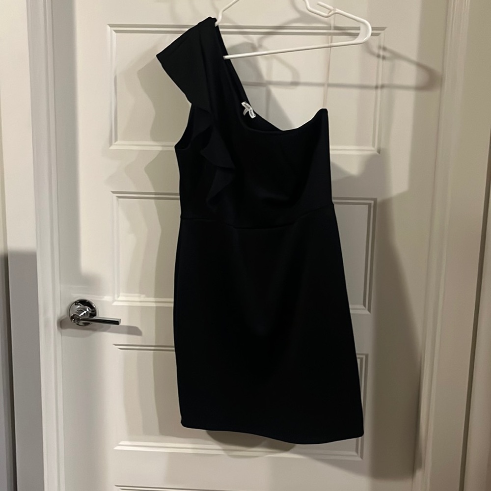 Little black Dress w/ one shoulder ruffle sleeve